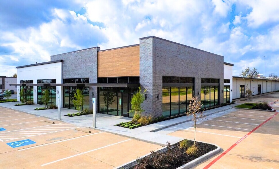 8301 Jones Rd, Houston, TX à louer - Photo du bâtiment - Image 2 de 3