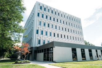 111 Waterloo St, London, ON à louer Photo du bâtiment- Image 2 de 5