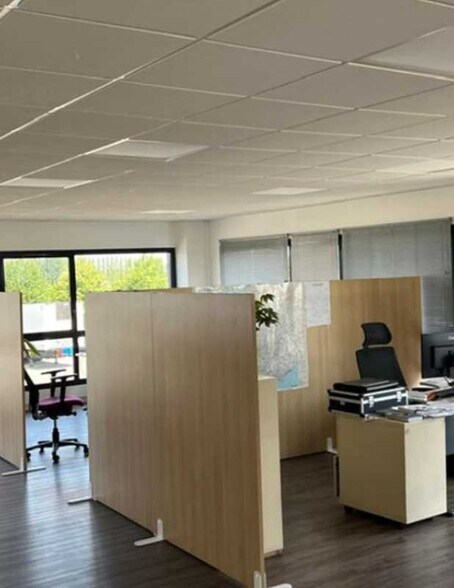 Flex in Carvin for lease - Interior Photo - Image 2 of 3