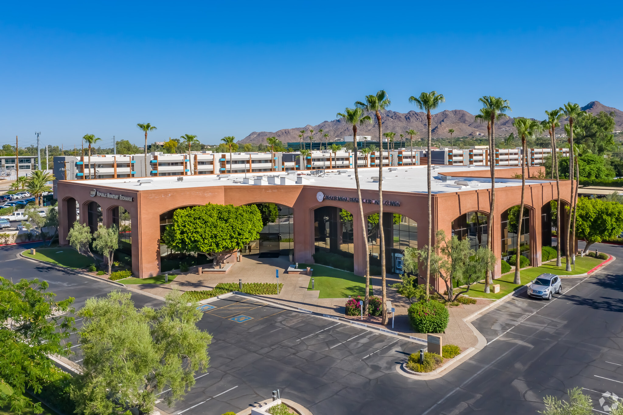 4040 E Camelback Rd, Phoenix, AZ à louer Photo du bâtiment- Image 1 de 13