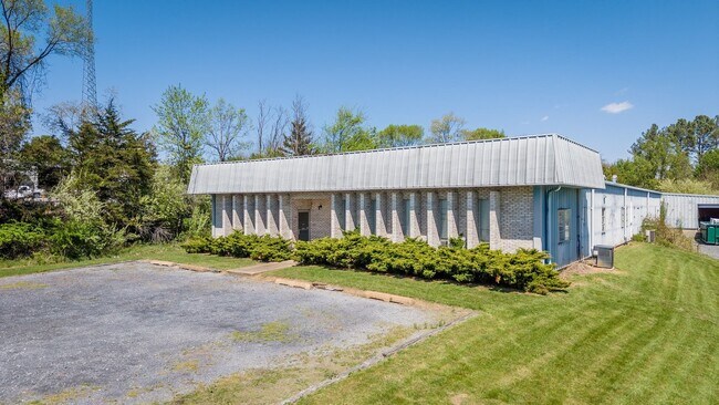 Plus de détails pour 52 Mid Valley Ln, Verona, VA - Industriel à vendre
