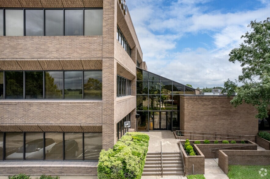 1560 W Bay Area Blvd, Friendswood, TX à louer - Photo du bâtiment - Image 3 de 5