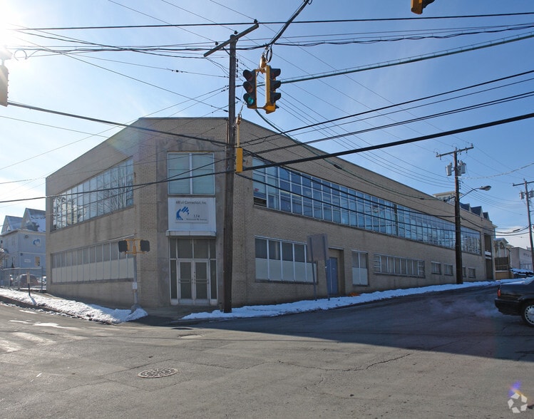 174 Richmond Hill Ave, Stamford, CT à louer - Photo du bâtiment - Image 3 de 3