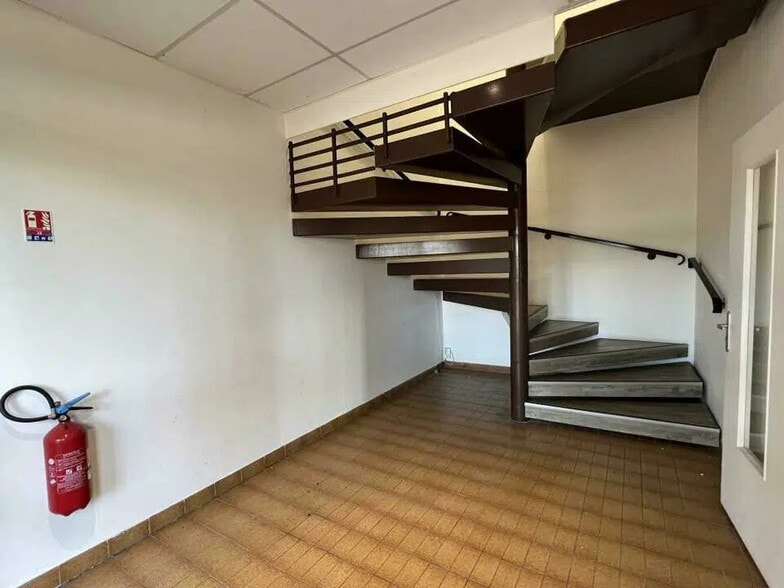 Industrial in Coignières for lease - Building Photo - Image 3 of 4