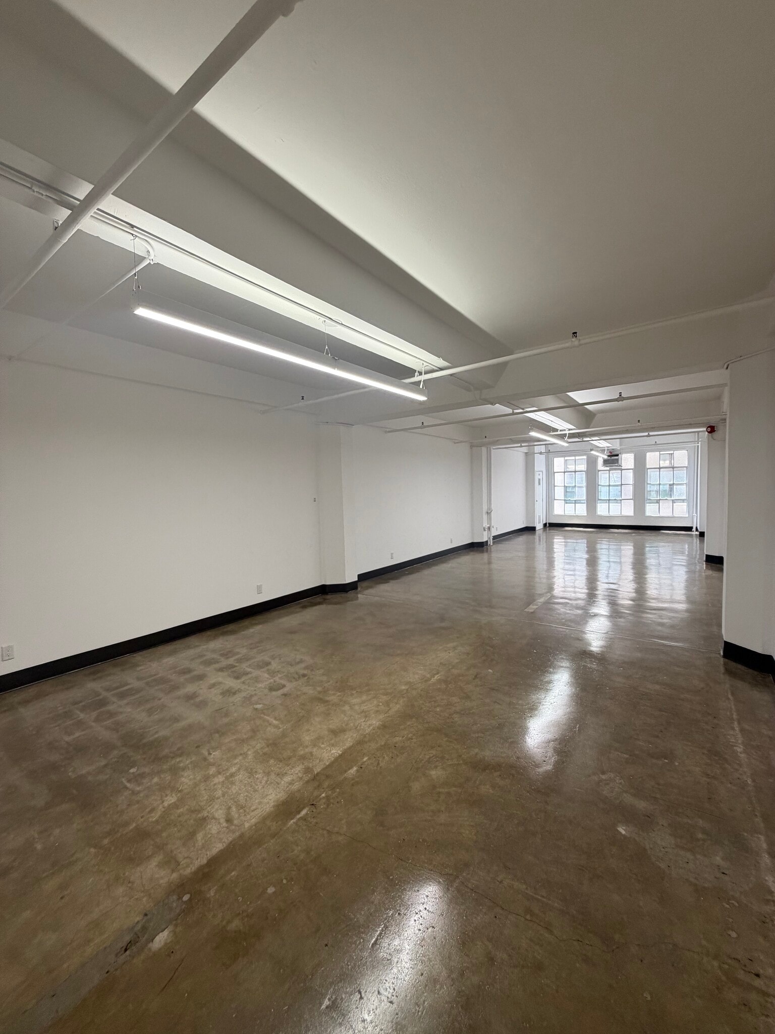 122 E 7th St, Los Angeles, CA for lease Interior Photo- Image 1 of 3