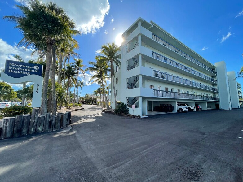 2335 Tamiami Trl N, Naples, FL à vendre - Photo du bâtiment - Image 3 de 4