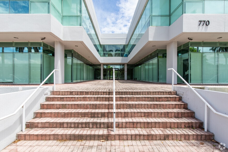770 S Dixie Hwy, Coral Gables, FL for lease - Building Photo - Image 2 of 7