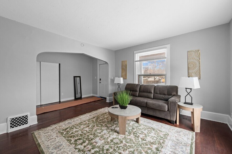 211 E Dover Ct, Davenport, IA à vendre - Photo du bâtiment - Image 2 de 6