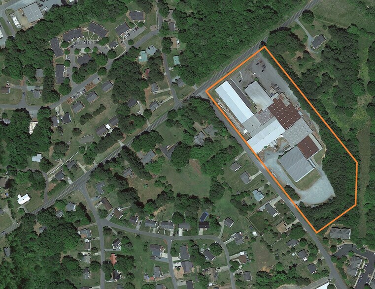 920 E Raleigh St, Siler City, NC à vendre - Photo du bâtiment - Image 1 de 1