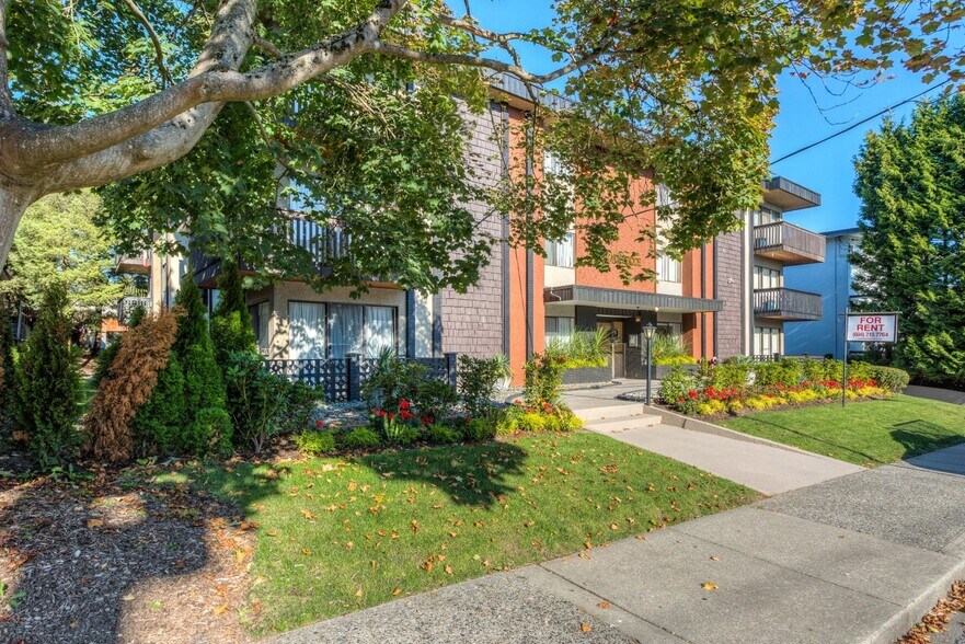 329 7th St, New Westminster, BC à vendre - Photo du bâtiment - Image 2 de 9