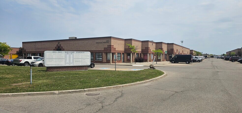 2053 N Williams Pky, Brampton, ON à vendre - Photo du bâtiment - Image 3 de 4