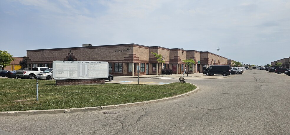 2053 N Williams Pky, Brampton, ON à vendre - Photo du bâtiment - Image 3 de 4