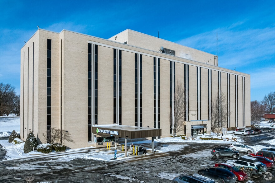 5800 Foxridge Dr, Mission, KS à louer - Photo du bâtiment - Image 1 de 8