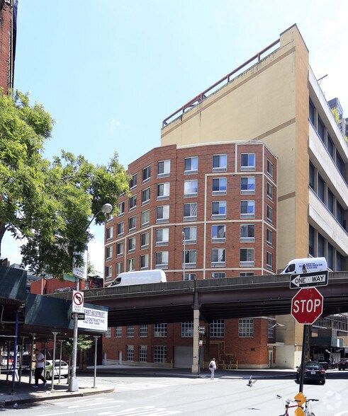 321 E 60th St, New York, NY for sale - Primary Photo - Image 1 of 3
