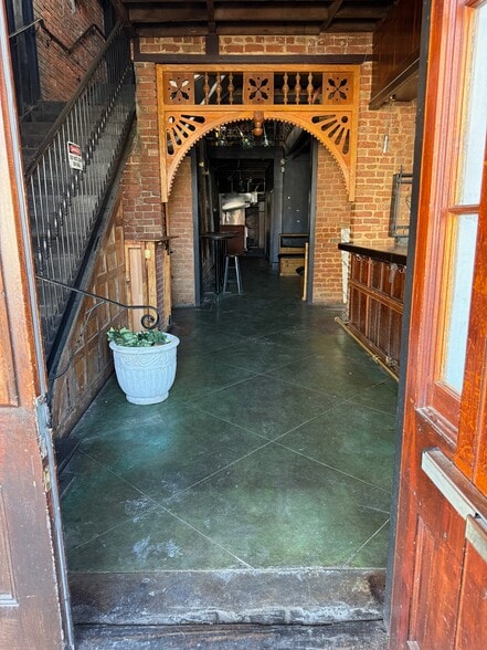 1910 Magazine St, New Orleans, LA for lease - Interior Photo - Image 2 of 4