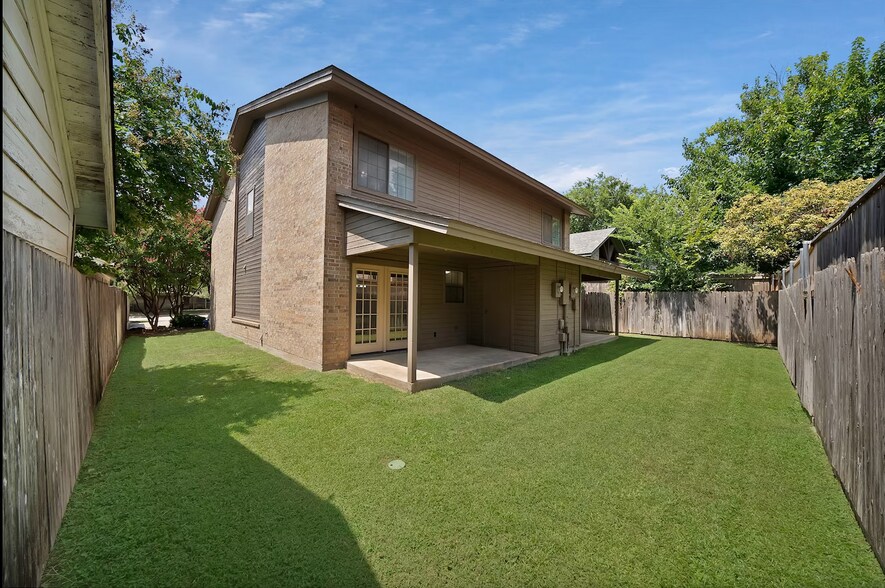 2415 Sanguinet St, Fort Worth, TX à vendre - Photo du bâtiment - Image 3 de 39