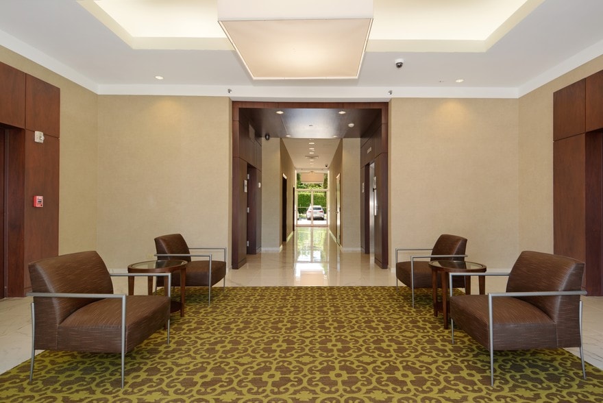 400 Royal Palm Way, Palm Beach, FL à louer - Hall d’entrée - Image 3 de 10