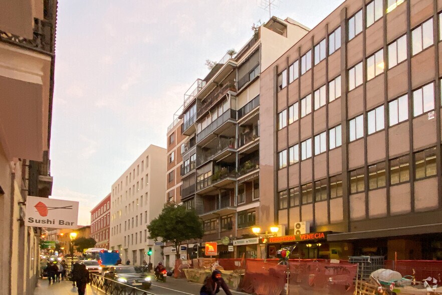 Calle de San Bernardo, 66, Madrid, Madrid à louer - Photo du bâtiment - Image 3 de 3