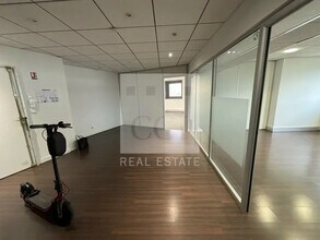 Office in Lyon for sale Interior Photo- Image 1 of 9