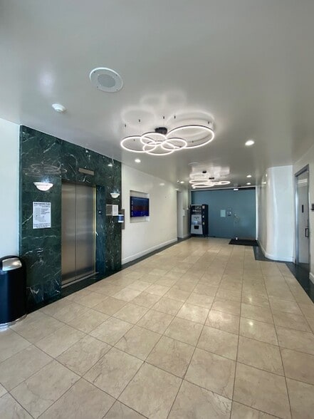 292 S La Cienega Blvd, Beverly Hills, CA for lease - Interior Photo - Image 2 of 23