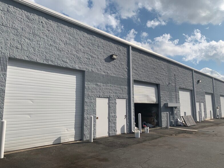 135 Cupped Oak Dr, Matthews, NC à louer - Photo du bâtiment - Image 2 de 19