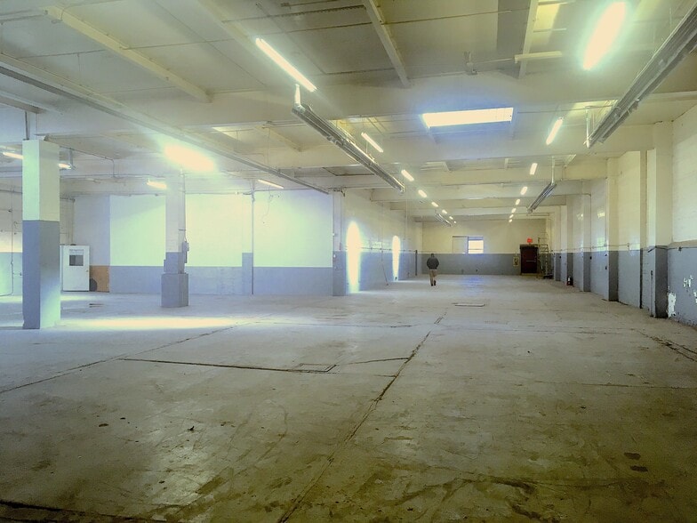 1369 Blondell Ave, Bronx, NY for lease - Interior Photo - Image 2 of 3