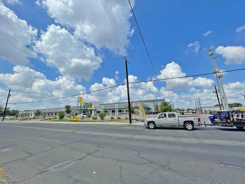 1419 Commercial Ave, San Antonio, TX for lease - Building Photo - Image 3 of 9