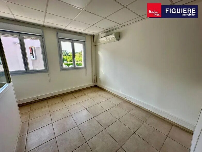 43 Chemin De La Sarriere, Meyreuil for lease - Interior Photo - Image 2 of 10