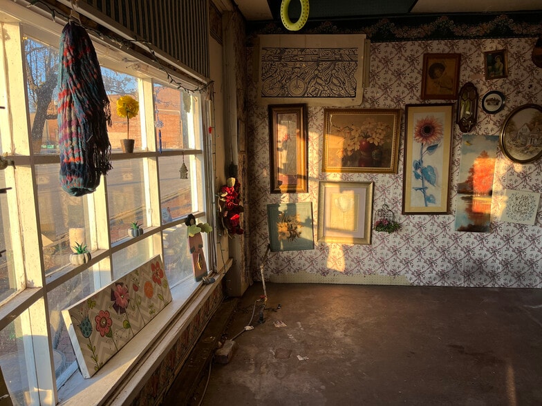 212 Ferry St, Metropolis, IL for sale - Interior Photo - Image 1 of 5