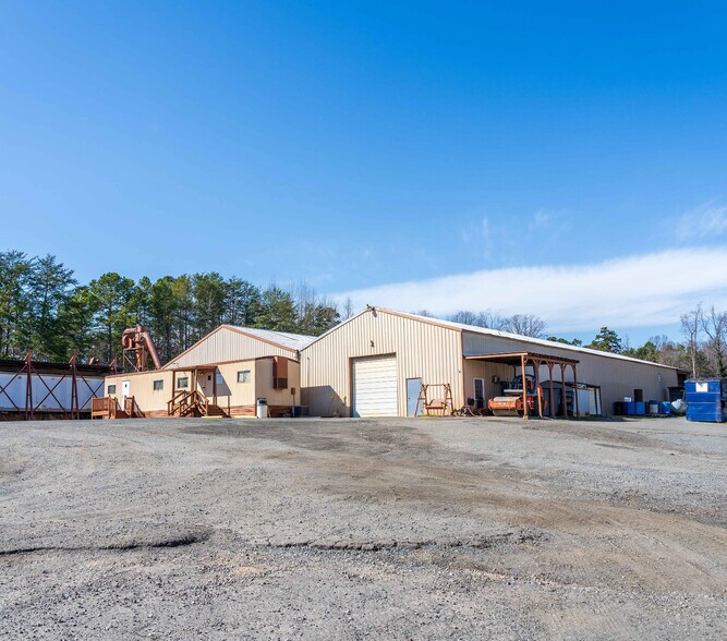 8808 Wilkinson Blvd, Charlotte, NC à vendre - Photo du bâtiment - Image 3 de 9