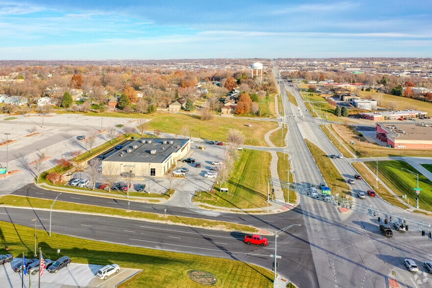 5730 S 144th St, Omaha, NE for lease - Building Photo - Image 3 of 5