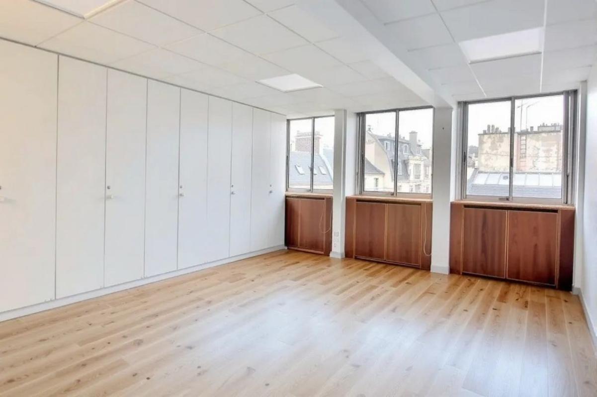 43-45 Rue De Naples, Paris for lease Interior Photo- Image 1 of 9