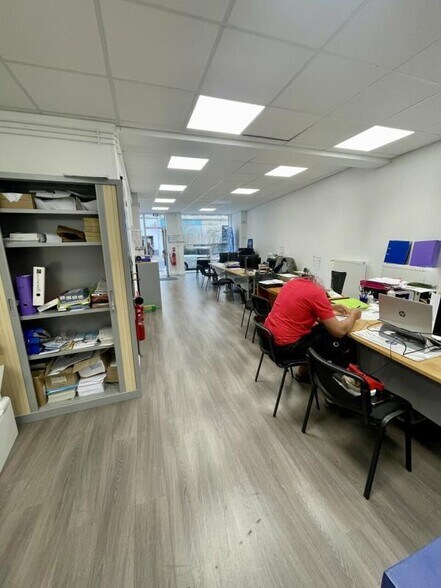 Retail in Reims for lease - Interior Photo - Image 2 of 4