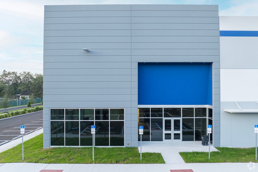 1751 Suddath Park St, Tampa, FL for lease - Building Photo - Image 3 of 11