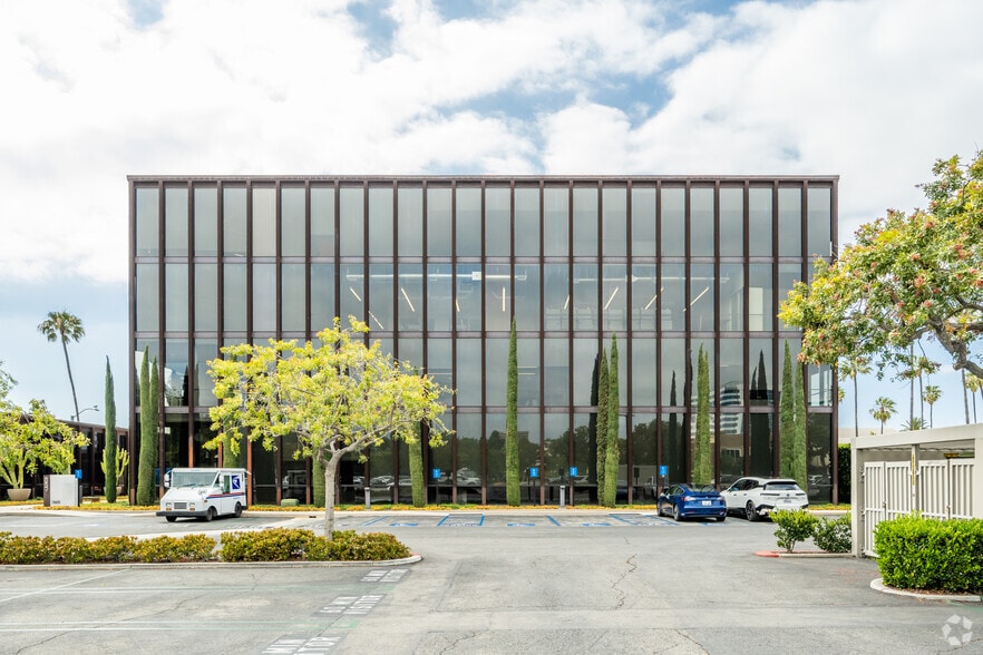 18650 MacArthur Blvd, Irvine, CA à louer - Photo du bâtiment - Image 3 de 6