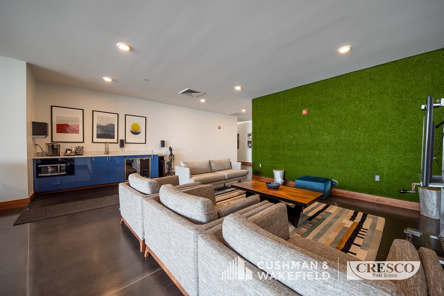 3219 Detroit Ave, Cleveland, OH for sale - Interior Photo - Image 2 of 29