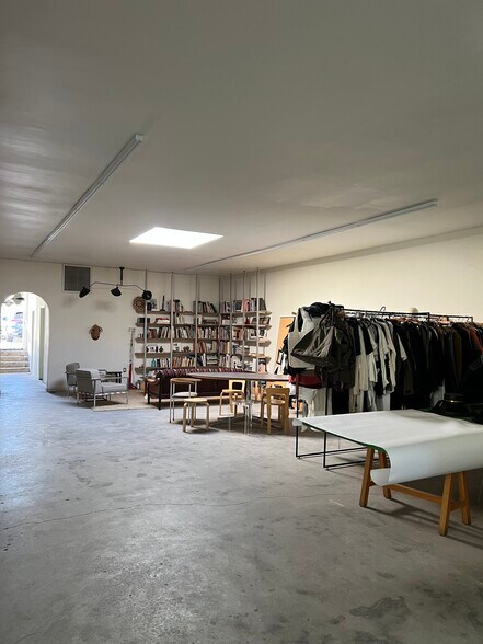 5215 York Blvd, Los Angeles, CA à louer - Photo du bâtiment - Image 3 de 18