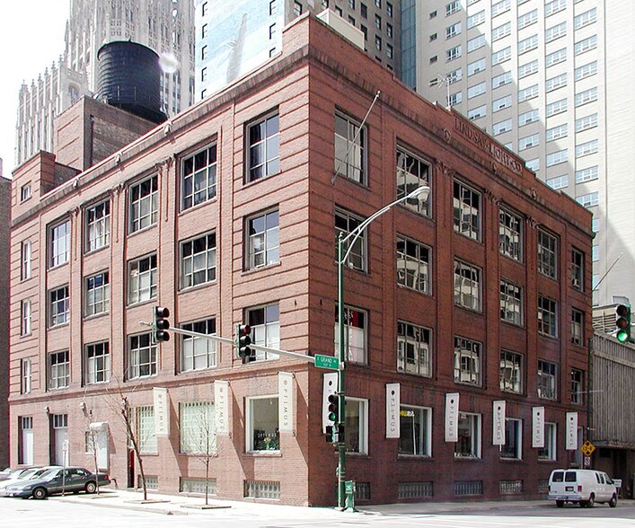 161 E Grand Ave, Chicago, IL à vendre - Photo du bâtiment - Image 2 de 8