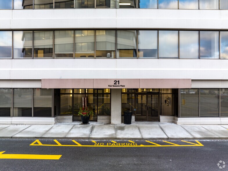 21 Four Seasons Pl, Toronto, ON à louer - Photo du bâtiment - Image 3 de 5