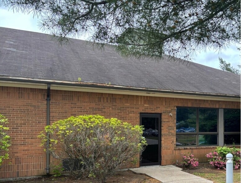 58 Old Quaker Ln, West Warwick, RI à vendre - Photo du bâtiment - Image 2 de 7