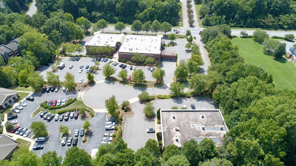 5 Corporate Center Ct, Greensboro, NC for lease - Building Photo - Image 3 of 12