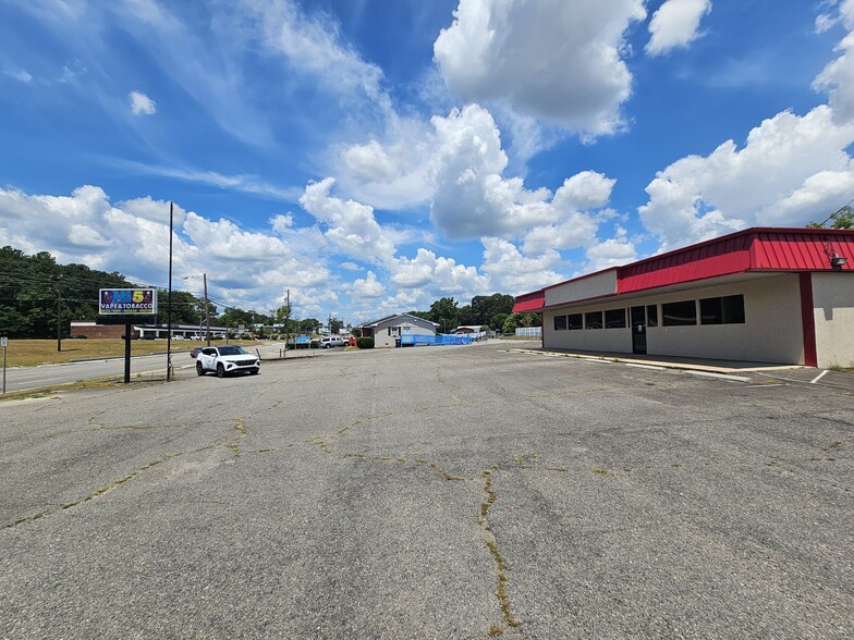 5404 Yadkin Rd, Fayetteville, NC à vendre - Photo du bâtiment - Image 1 de 1