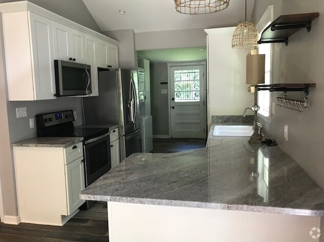 258 S Center St, Collierville, TN for sale - Interior Photo - Image 2 of 28