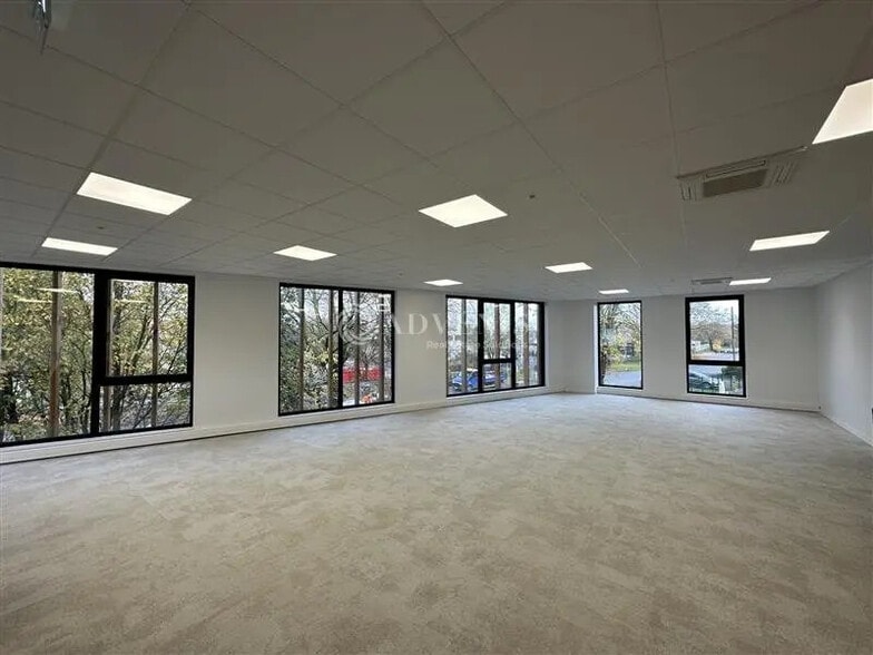 Office in Seclin for lease - Interior Photo - Image 2 of 7