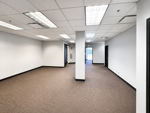 800 Enterprise Dr, Oak Brook, IL for lease Interior Photo- Image 2 of 6