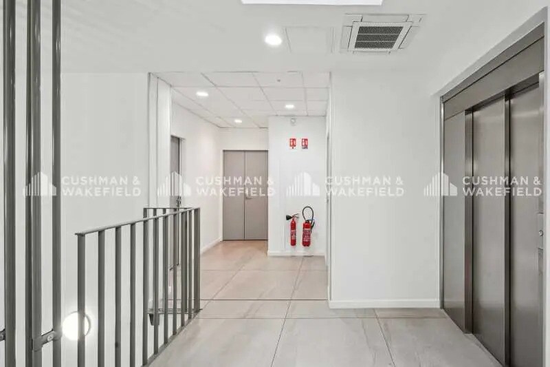 5-7 Chemin Du Tronchon, Dardilly for lease - Interior Photo - Image 1 of 2