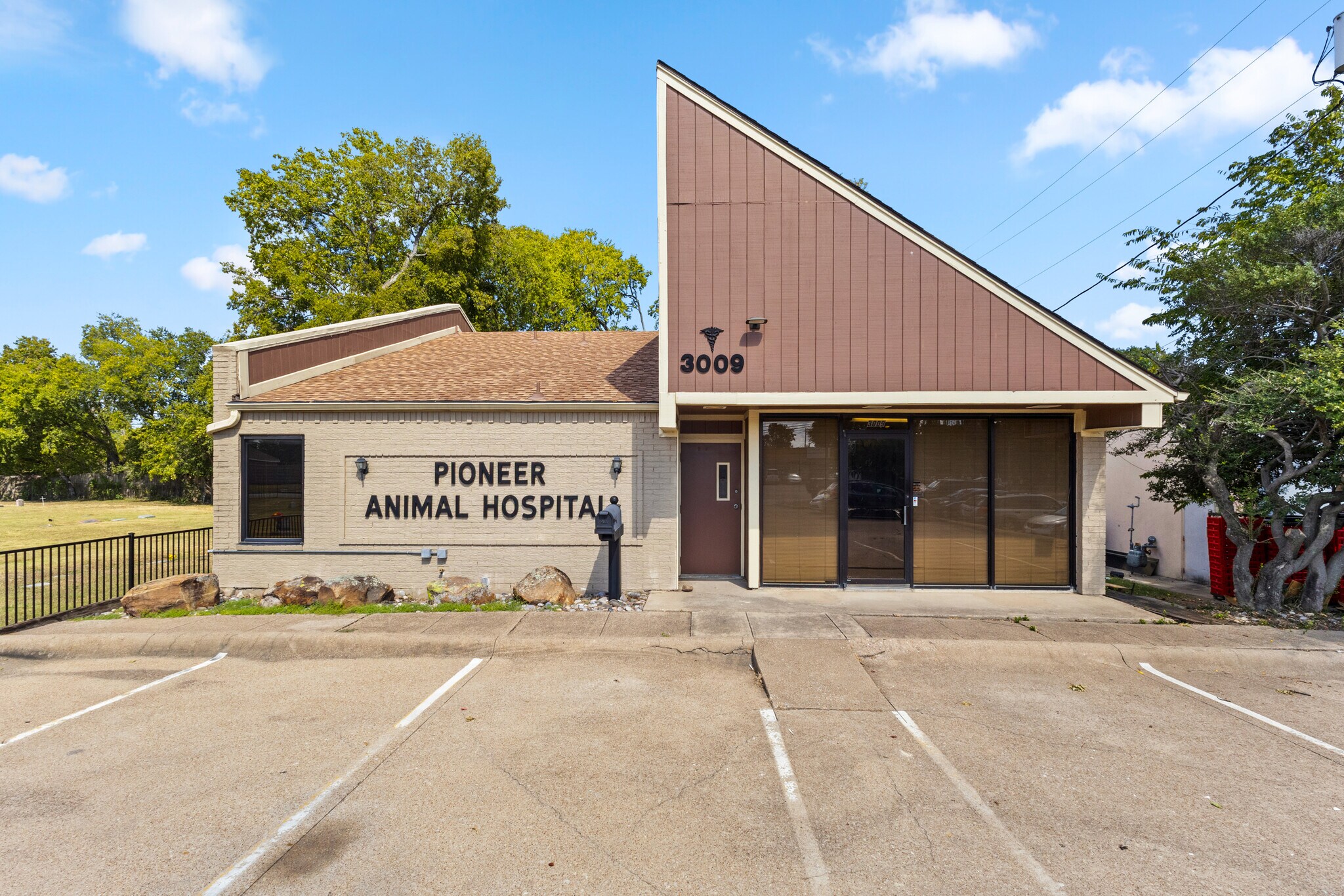 3009 W Pioneer Dr, Irving, TX à louer Photo du bâtiment- Image 1 de 13