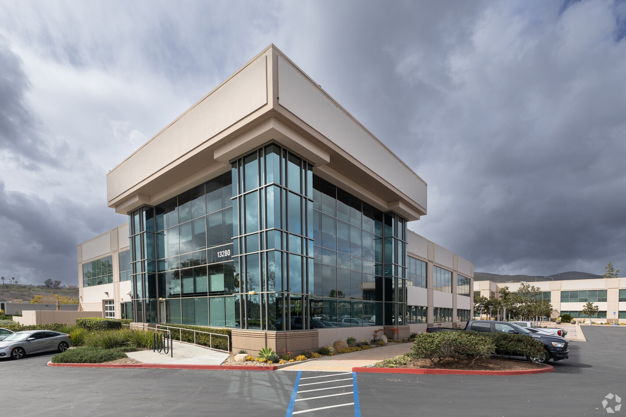 13280 Evening Creek Dr S, San Diego, CA à louer Photo principale- Image 1 de 21