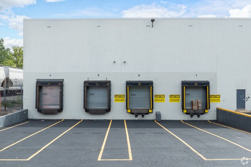 95 Mayhill St, Saddle Brook, NJ for lease - Building Photo - Image 3 of 11