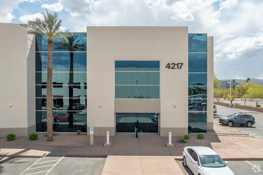 4217 E Cotton Center Blvd, Phoenix, AZ à louer - Photo du bâtiment - Image 2 de 4